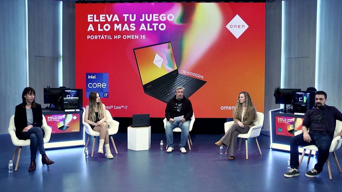 Todos los participantes de la mesa redonda.