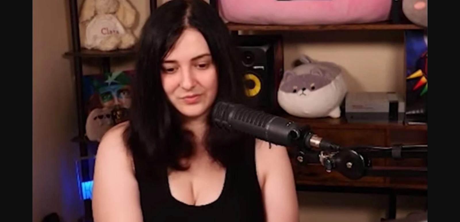 Keffals fue la principal víctima del discurso de odio transfóbico y acoso del desarrollador del videojuego Domina, antes disponible en Steam, y del foro Kiwi Farms, que ha llevado al suicidio a varias personas de la comunidad trans.