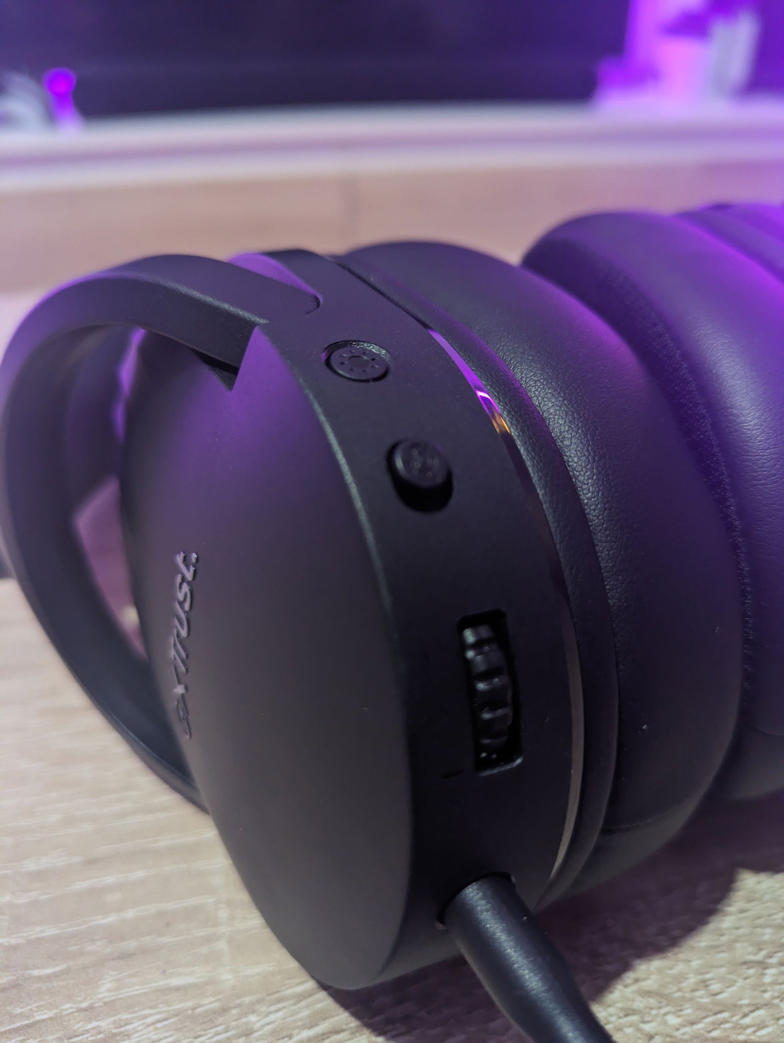 Los Trust GXT Fayzo 7.1 cuentan con botones muy sencillos y efectivos.