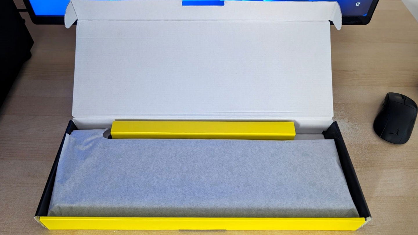 El teclado viene envuelto en una funda de papel