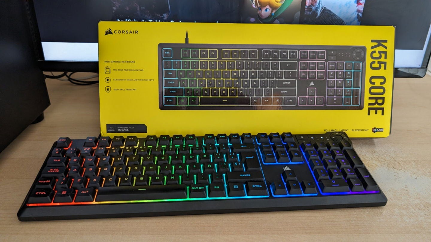 El CORSAIR K55 CORE es un teclado de tamaño completo