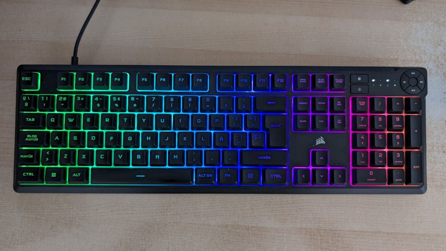 Este teclado gaming cuenta iluminación RGB de 10 zonas