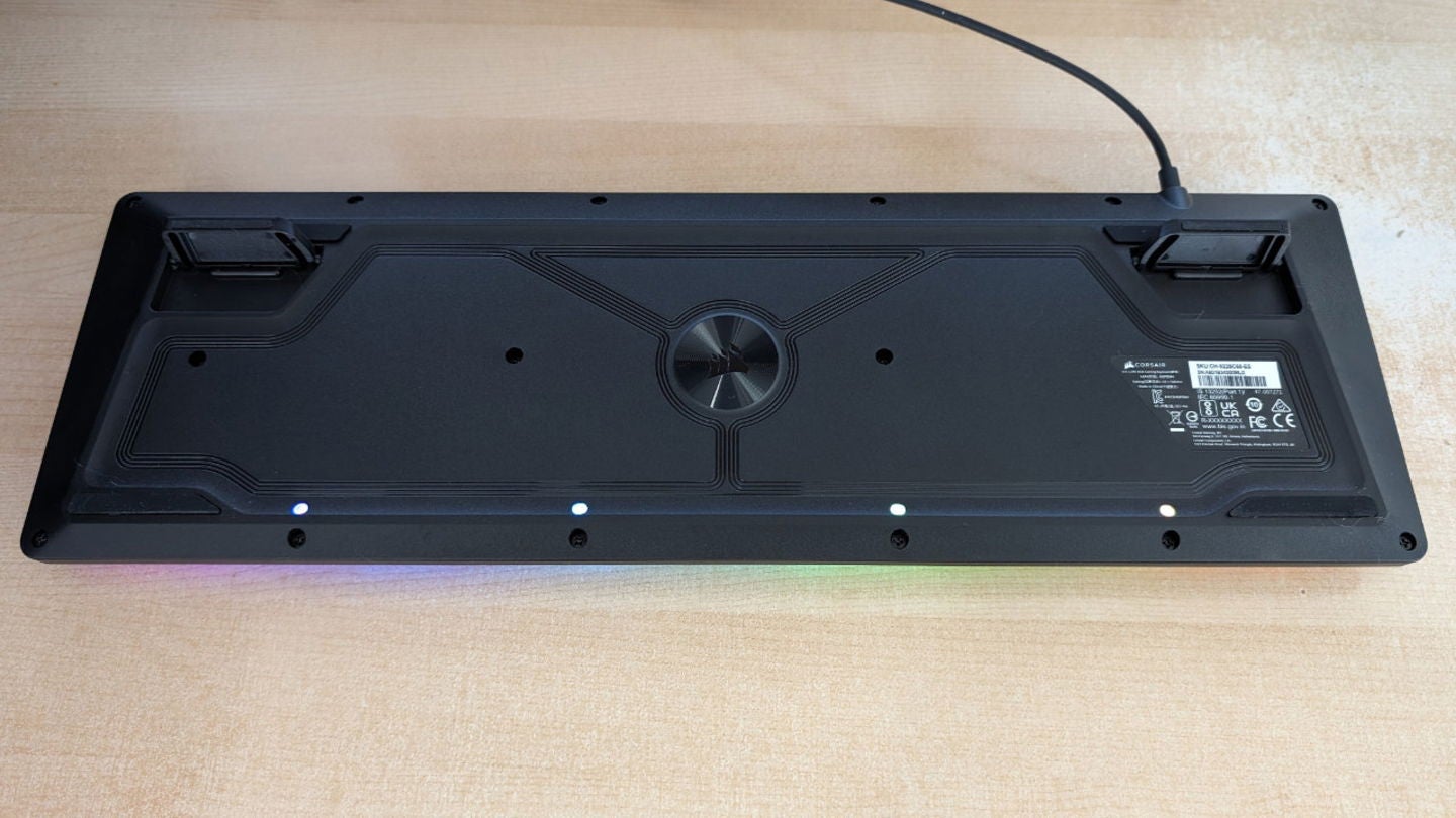 El teclado tiene varias gomas antideslizantes para garantizar la estabilidad