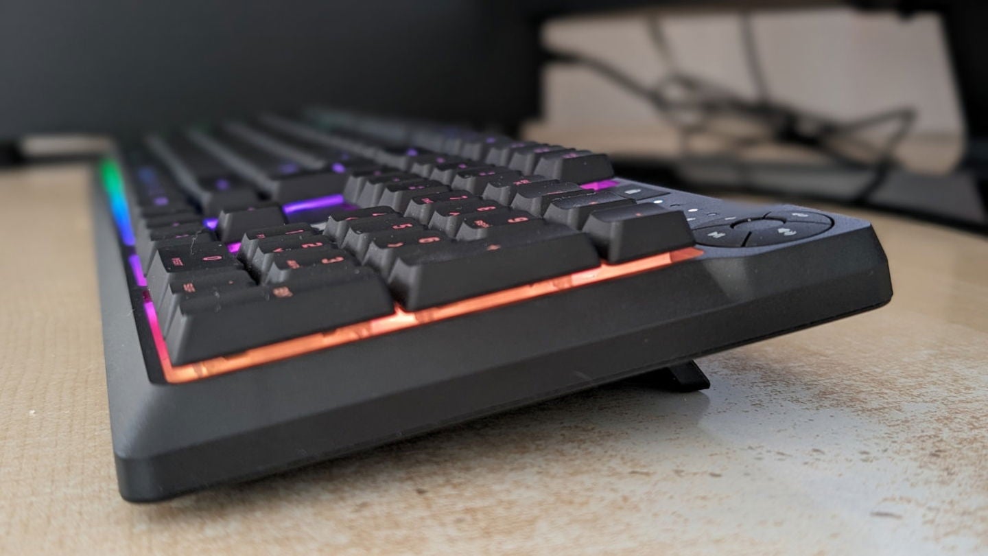 El CORSAIR K55 CORE tiene un nivel de inclinación