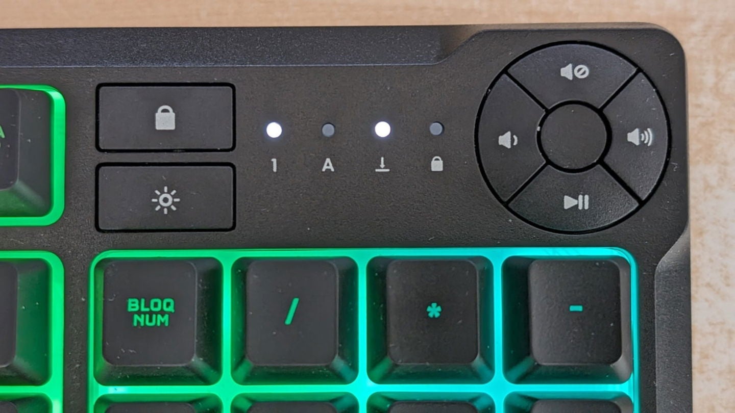 En la parte superior derecha hay cuatro botones multimedia