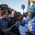 El Rey Baltasar saluda a unos niños en la cabalgata
