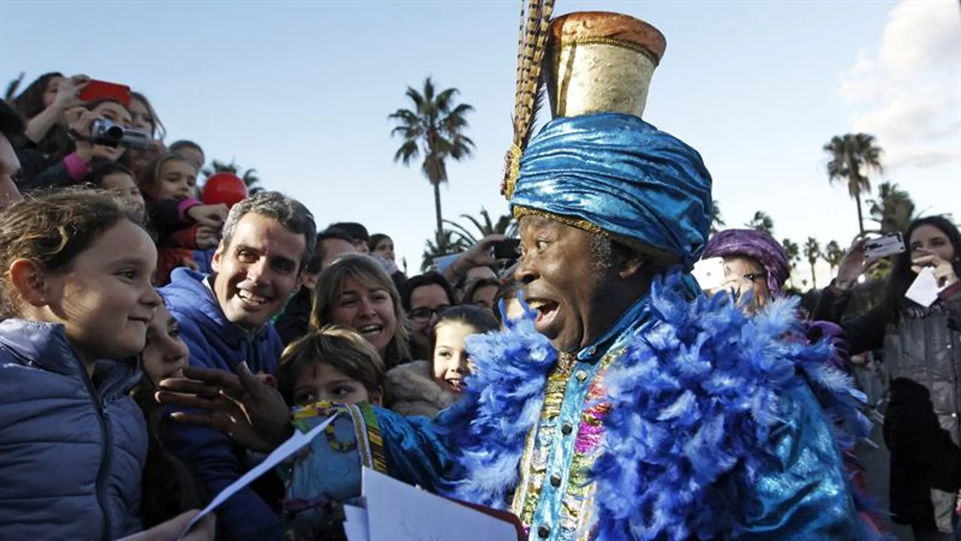 El Rey Baltasar saluda a unos niños en la cabalgata