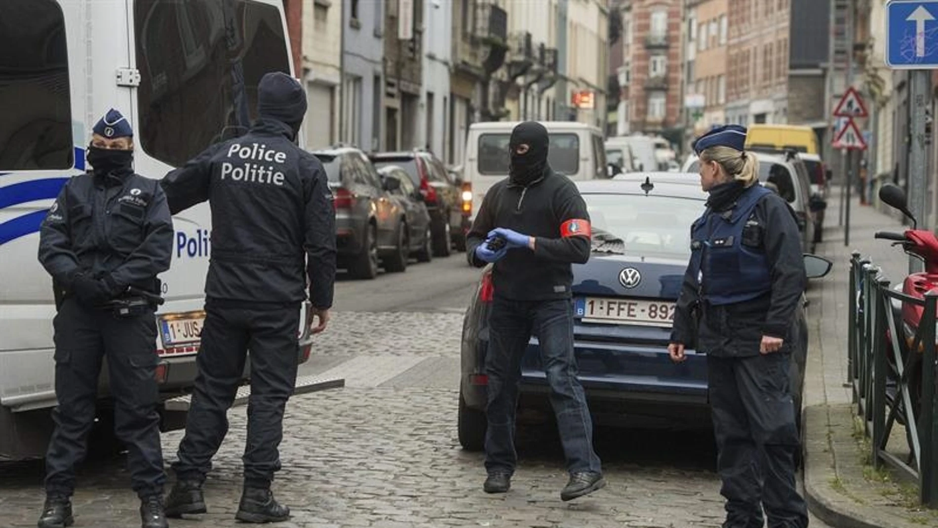 Policía belga durante la operación antiterrorista en Molenbeek, en Bruselas