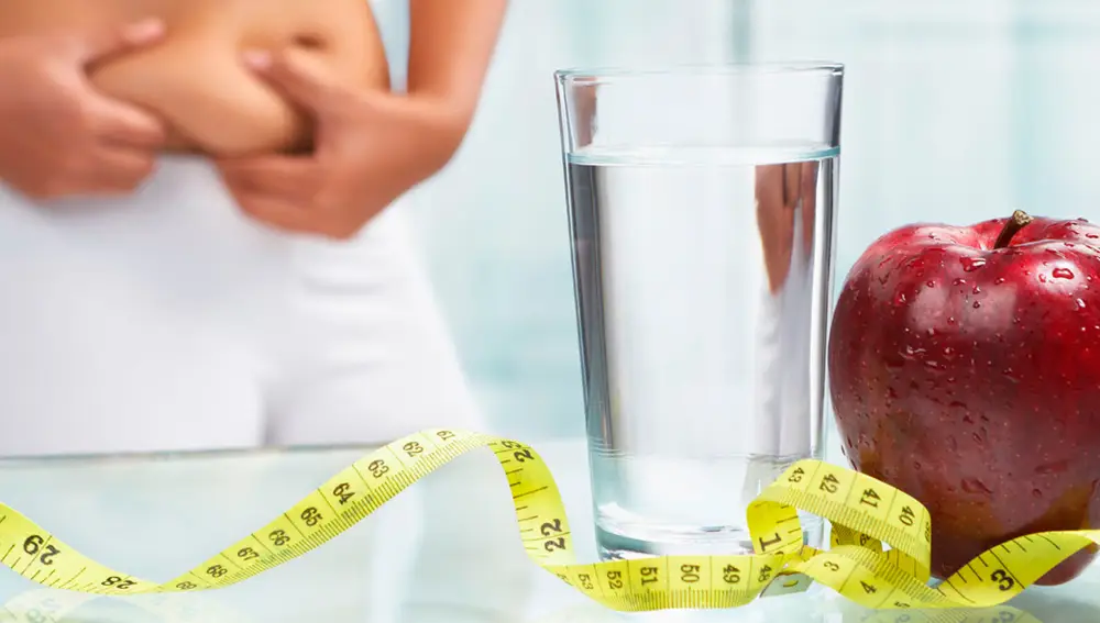 Un vaso de agua, una manzana y un metro