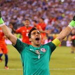 Claudio Bravo al quedar campeón de la Copa América 2016