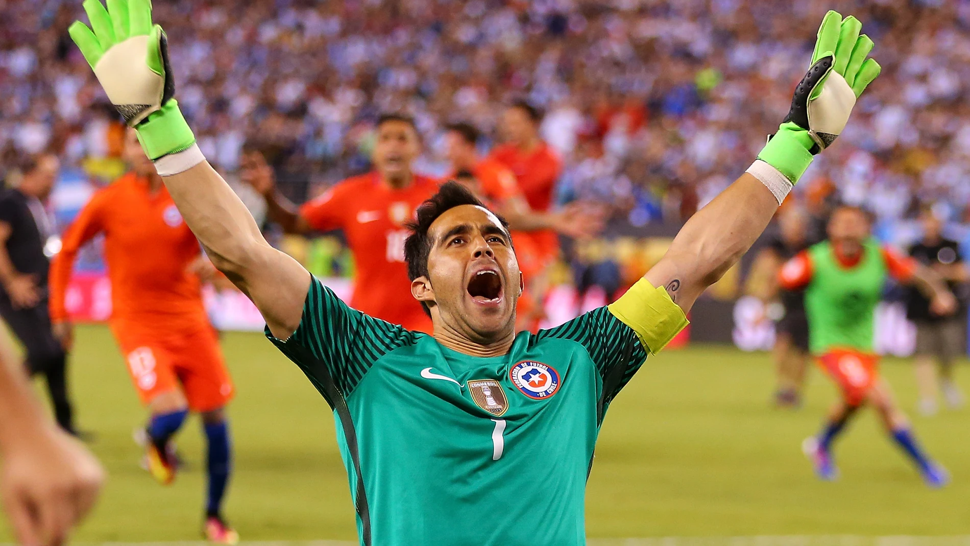 Claudio Bravo al quedar campeón de la Copa América 2016
