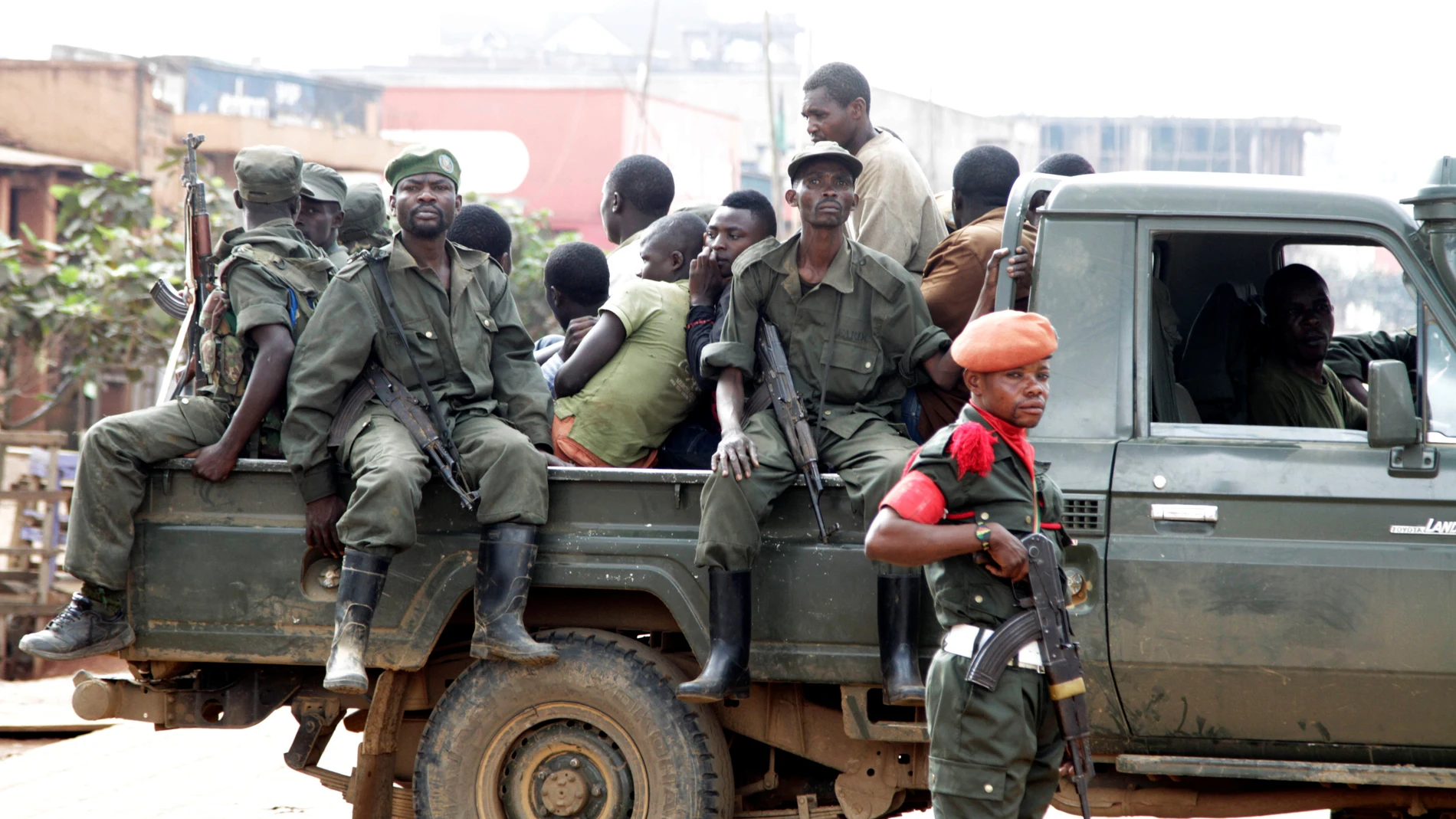 Soldados congoleños tras dispersar a los civiles que protestaban contra las matanzas y enfrentamientos étnicos en la ciudad de Butembo, en la provincia de Kivu del Norte
