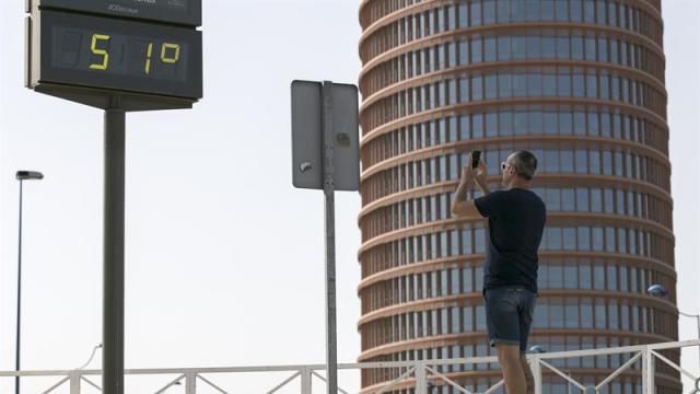 Un hombre saca una foto al termómetro 
