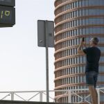 Un hombre saca una foto al termómetro 
