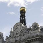 Reloj en la fachada de la sede del Banco de España, en la Plaza de Cibeles en Madrid