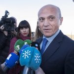 José María del Nido atiende a los medios de comunicación