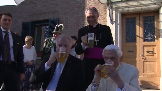 Frame 1.658932 de: Benedicto XVI celebra con cerveza sus 90 años 