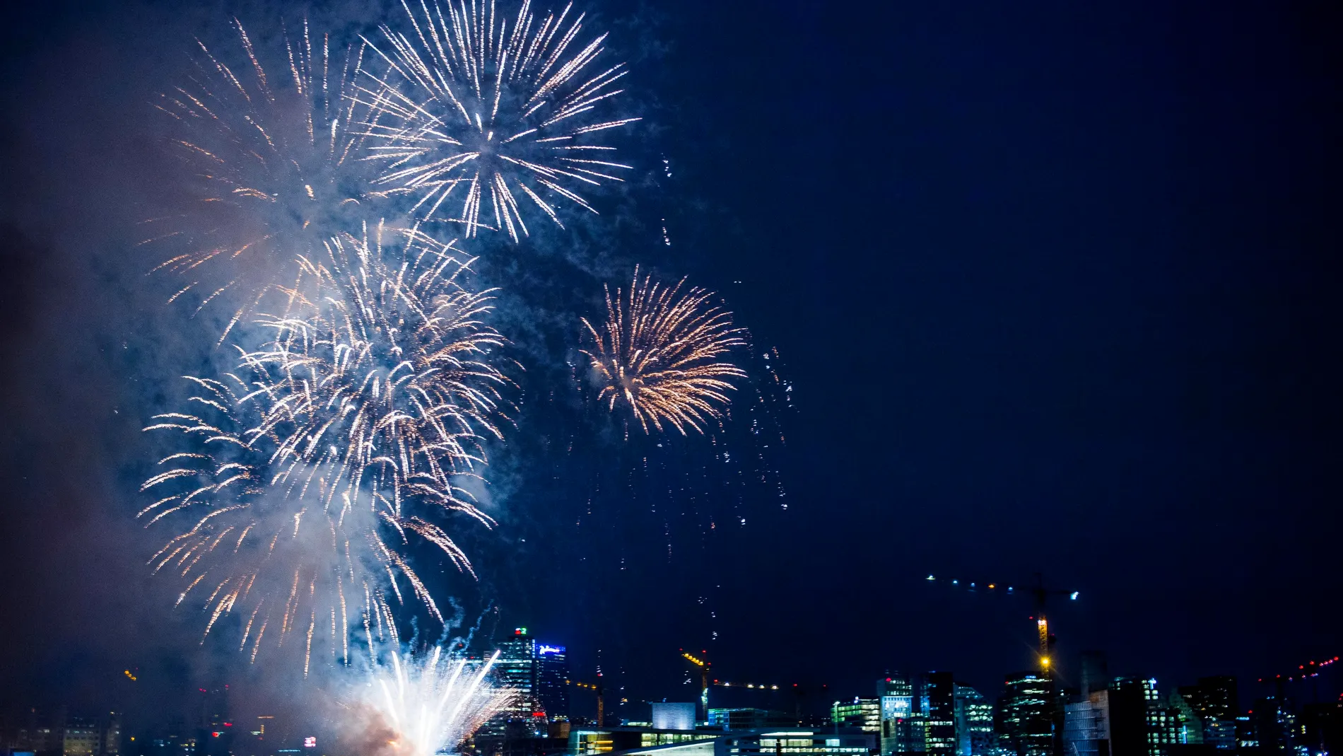 Fuegos artificiales en la celebración del 80 cumpleaños de los reyes Harald y Sonia de Noruega, en Oslo.