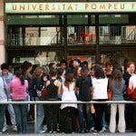 Un grupo de estudiantes en la puerta de la Universidad Pompeu Fabra (Barcelona)