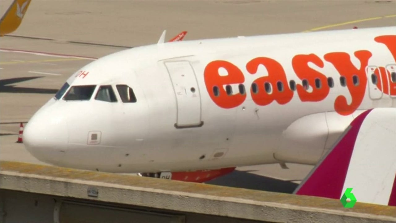 Despedido el jefe de cabina de easyJet por convertir el altavoz del avión en un monólogo sexual