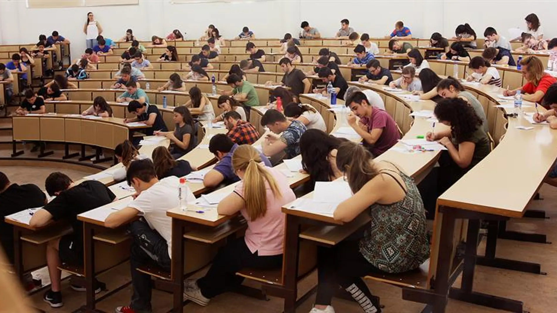 Universitarios examinándose en un aula
