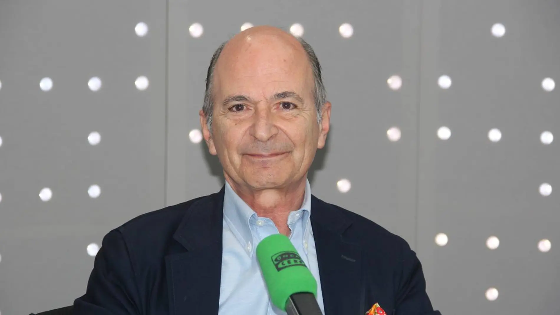 Carlos Rodríguez Braun en los estudios de Onda Cero