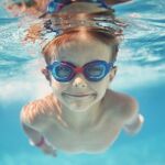 Cuidados del oído de los niños en la piscina