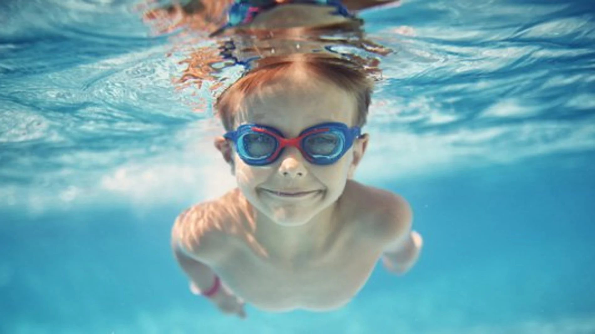 Cuidados del oído de los niños en la piscina