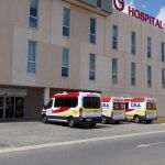 Ambulancias estacionados junto al &aacute;rea de Rehabilitaci&oacute;n del Hospital del Vinalop&oacute; de Elche
