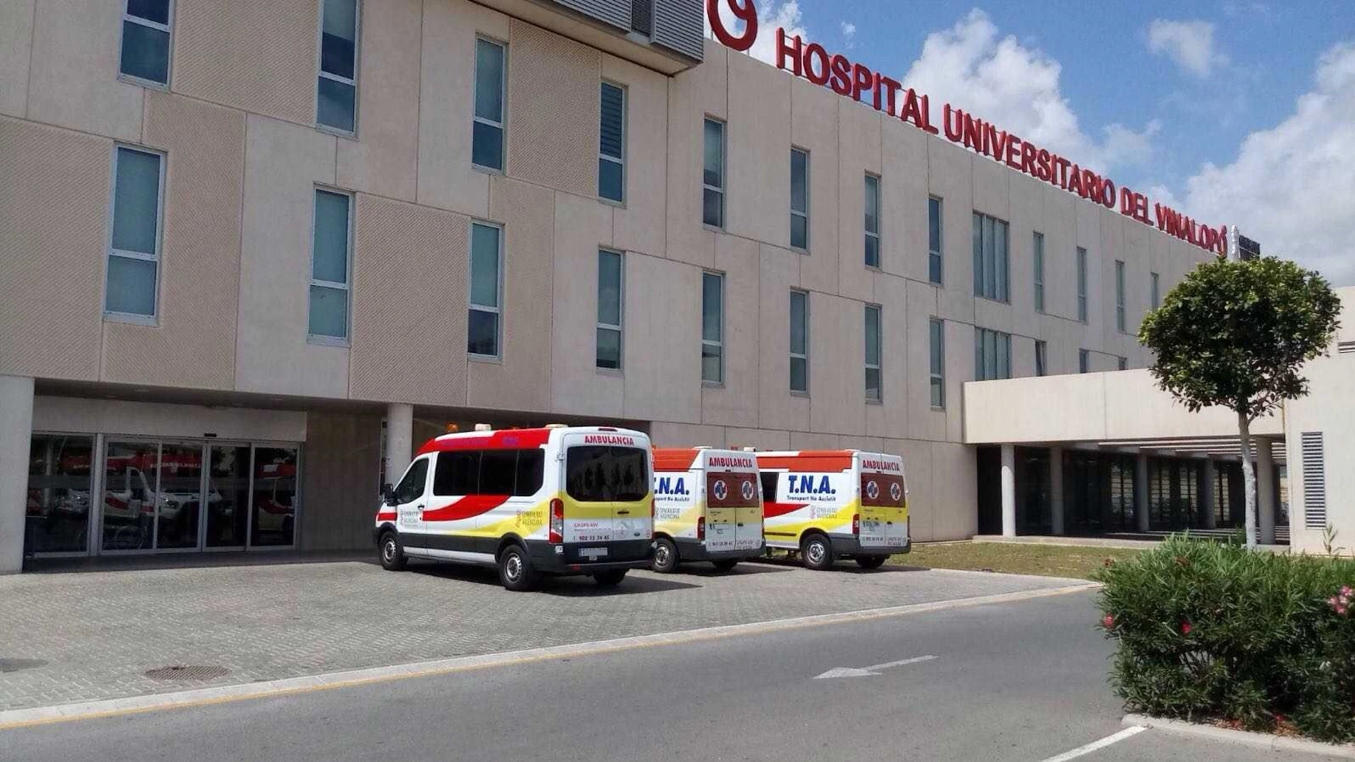 Ambulancias estacionados junto al área de Rehabilitación del Hospital del Vinalopó de Elche