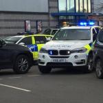 Imagen de una patrulla de la policía británica frente al parque de ocio de Nuneaton, donde habría un hombre armado con rehenes en una bolera