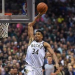 Antetokounmpo machaca el aro