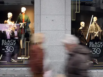 Detalle de un escaparate de la madrileña calle Preciados con publicidad sobre los descuentos ofrecidos en el 'Black Friday' Detalle de un escaparate de la madrileña calle Preciados con publicidad sobre los descuentos ofrecidos en el 'Black Friday'