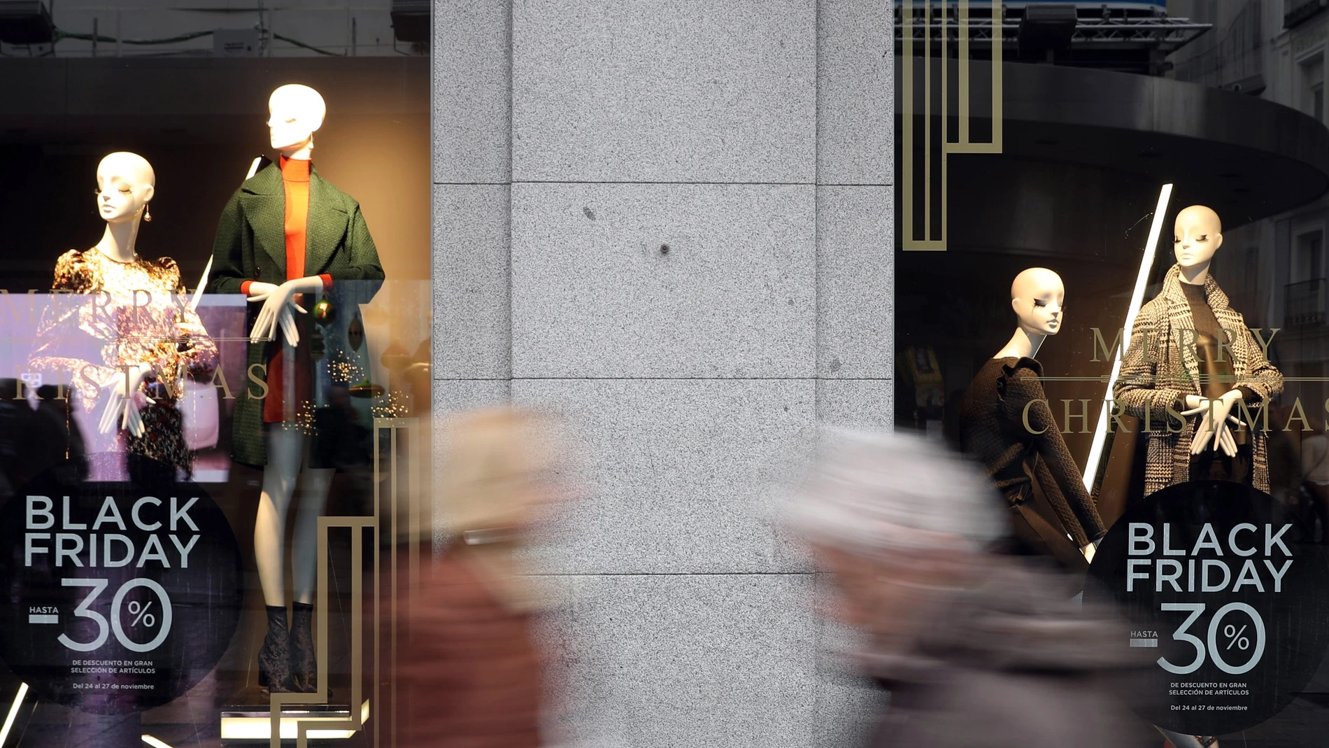 Detalle de un escaparate de la madrileña calle Preciados con publicidad sobre los descuentos ofrecidos en el 'Black Friday'