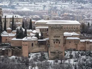 Vista general de la Alhambra de Granada nevada Vista general de la Alhambra de Granada nevada