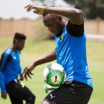 Bolt, jugando al f&uacute;tbol