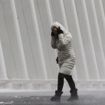 Una mujer se refugia del frío durante el temporal de Estados Unidos
