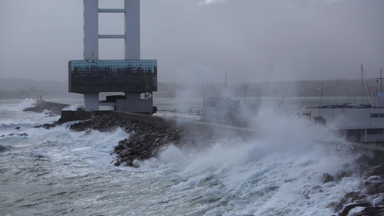 Un temporal con olas de hasta siete metros pone en alerta naranja a la costa norte de Galicia