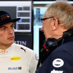 Helmut Marko charla con Verstappen