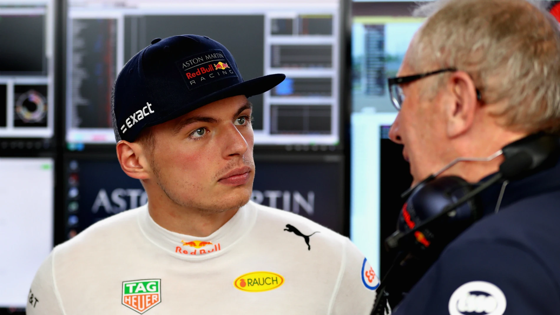 Helmut Marko charla con Verstappen