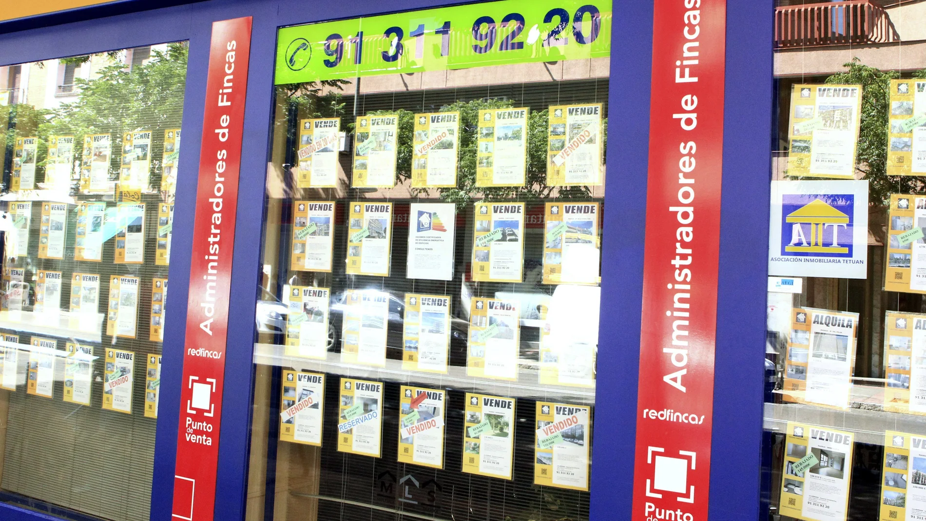 Imagen de archivo de un escaparate de una inmobiliaria en Barcelona, con anuncios de pisos en venta