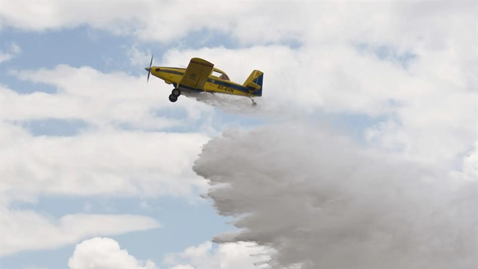 Una avioneta realiza una descarga durante la presentación del dispositivo de lucha contra incendios en Baleares.