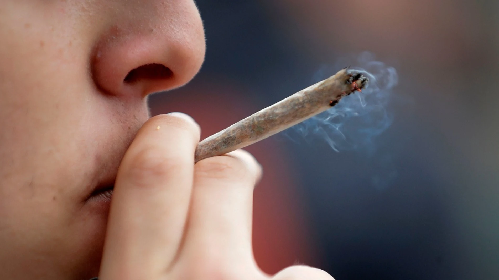 Imagen de archivo de una persona fumando un porro