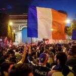 Los franceses celebran la clasificación de Francia para la final. 