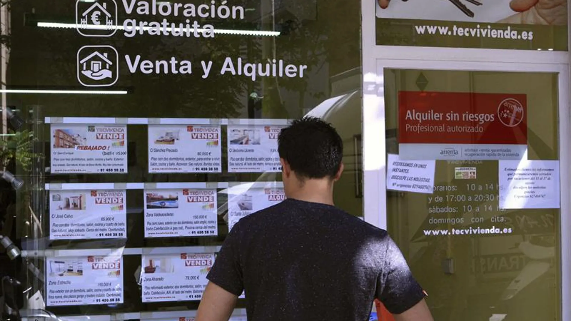 Vista de un escaparate de una inmobiliaria