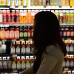 Lineal de bebidas en un supermercado