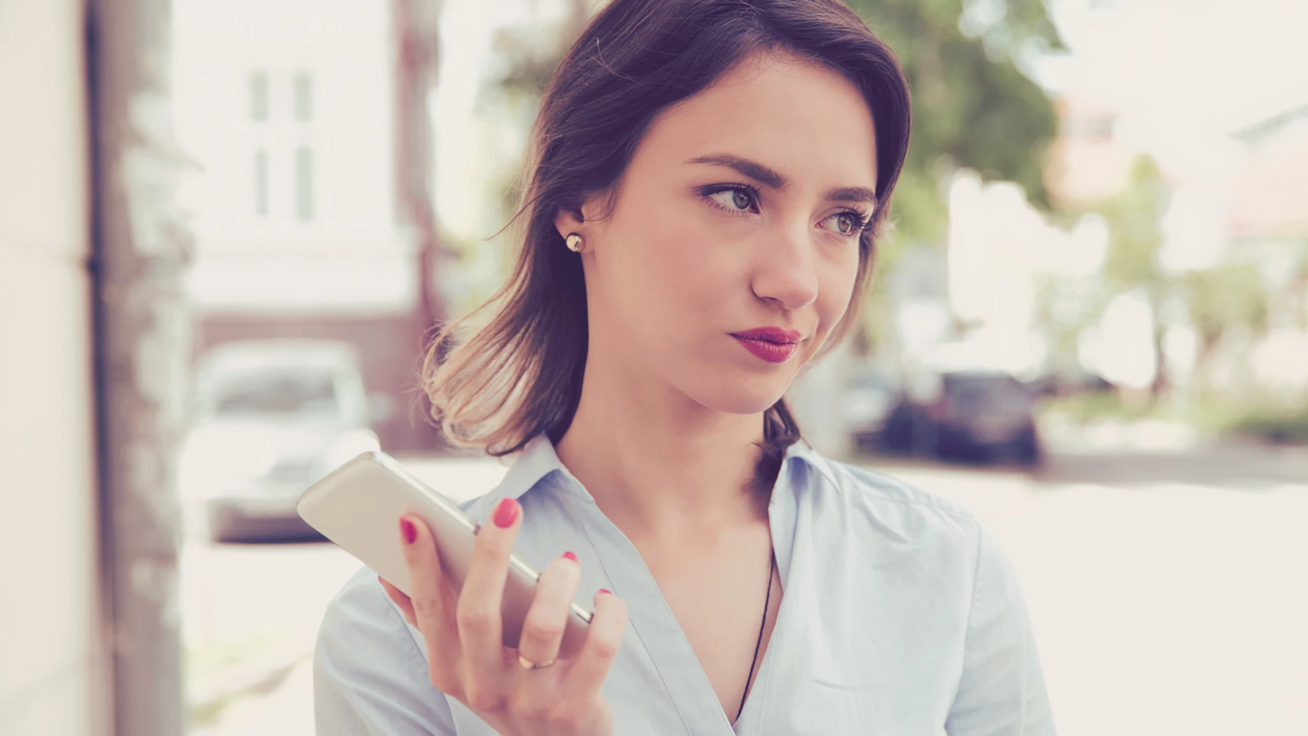 Mujer con móvil