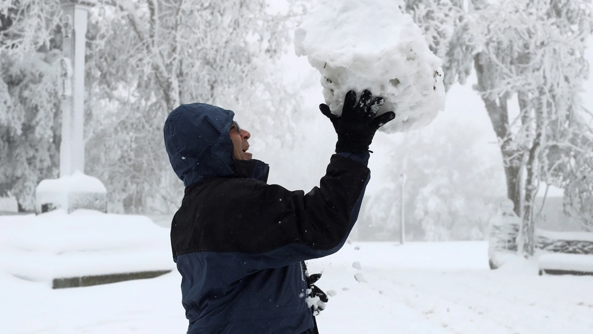 Una persona sostiene una bola de nieve en O Cebreiro (Lugo)