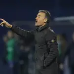 Luis Enrique da instrucciones a los jugadores desde la banda