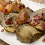 Alcachofas con chalotas y jamón 